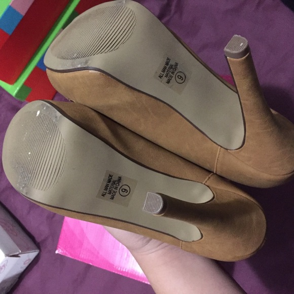 Tan heels - Picture 2 of 5